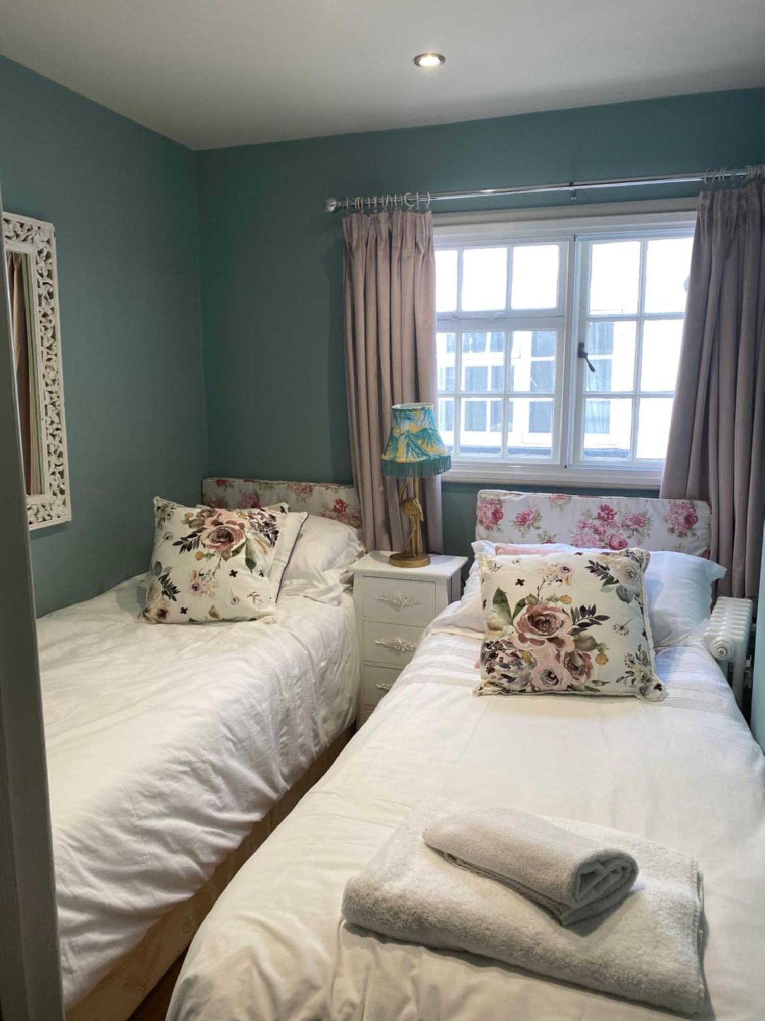 Monmouth House Apartments, Lyme Regis Old Town, Dog Friendly, Parking Exterior photo